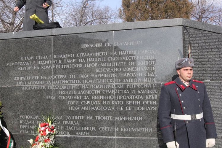 За скандала с учебниците по история (с комунизма)