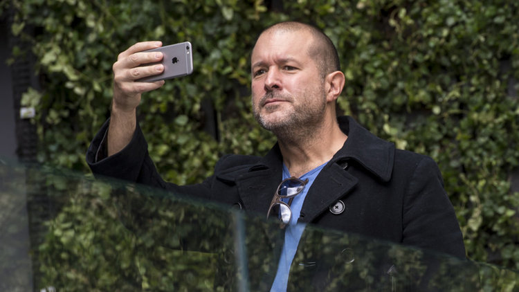Защо легендарният дизайнер Джони Айв напуска Apple 
