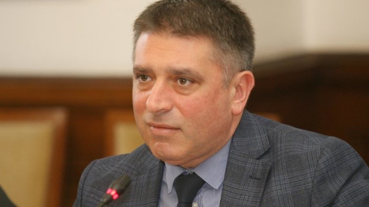 Шефът на затворите в болнични, отлагат уволнението