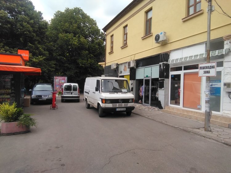 Хасковлийка сигнализира за паркирани коли в пешеходната зона