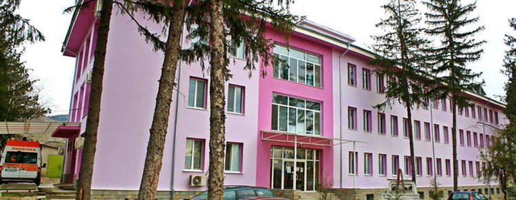 Фуат Гювен дари ново оборудване за болницата в Момчилград