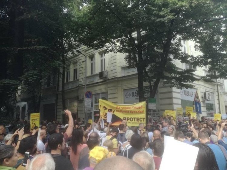 Протестират срещу Иван Гешев в София