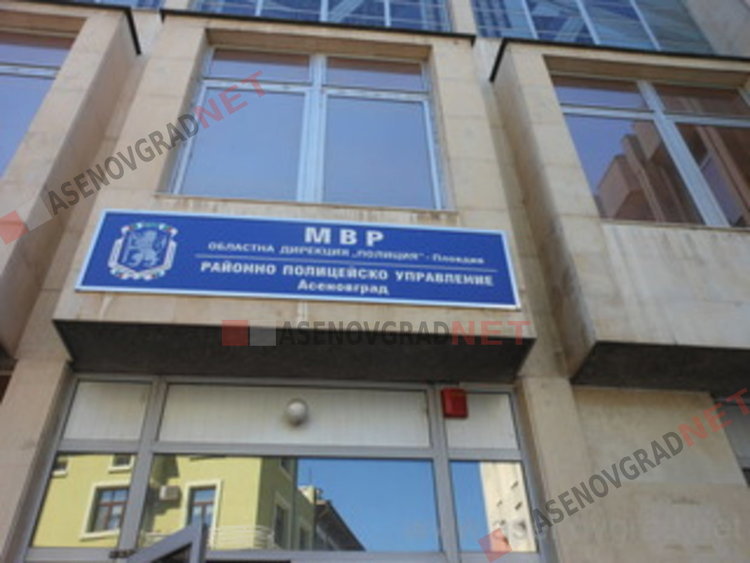 Потрошиха стоповете и стъклата на автомобил, полицията в Асеновград издирва извършителя