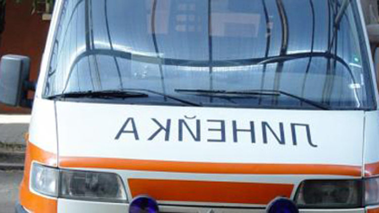Кола се блъсна в скат по пътя Асеновград - Смолян, двама са в болница