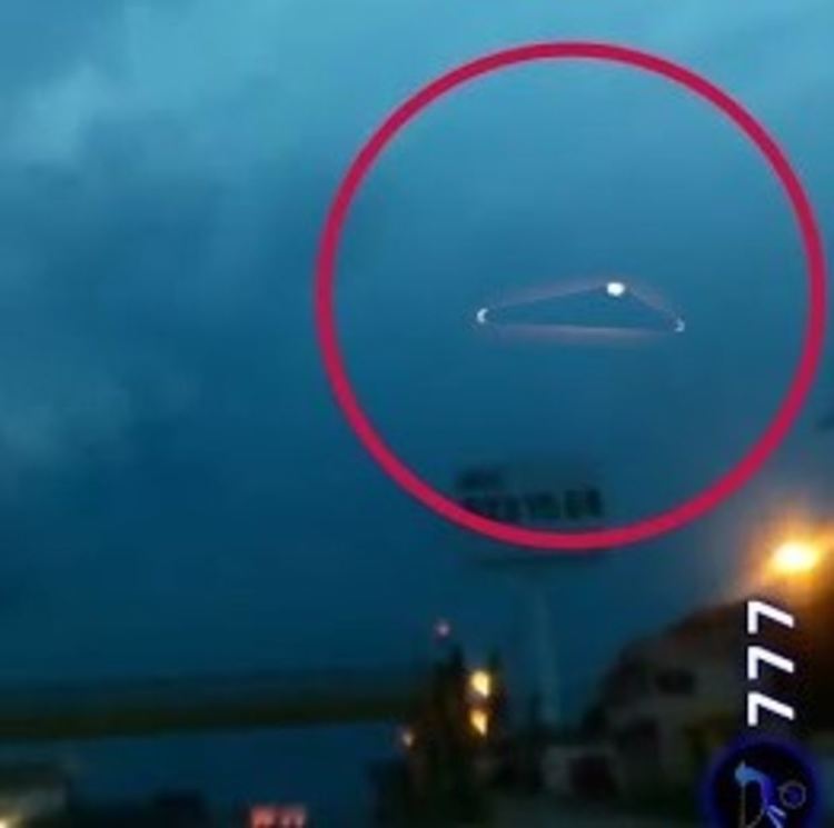 НЛО, странни светлини и светкавици преди бурята във Виена (видео)