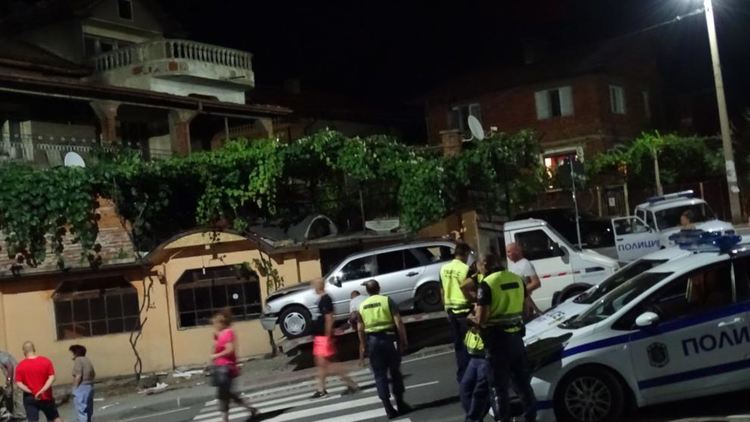 Кола се вряза в кафене в Дупница, уби човек и рани други двама 