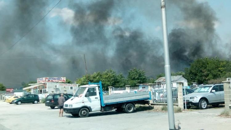 Пожар избухна на метри от хипермаркет във Варна