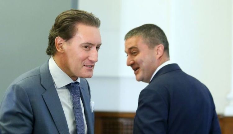 Домусчиеви започнаха да режат регионалните сайтове на Дарик