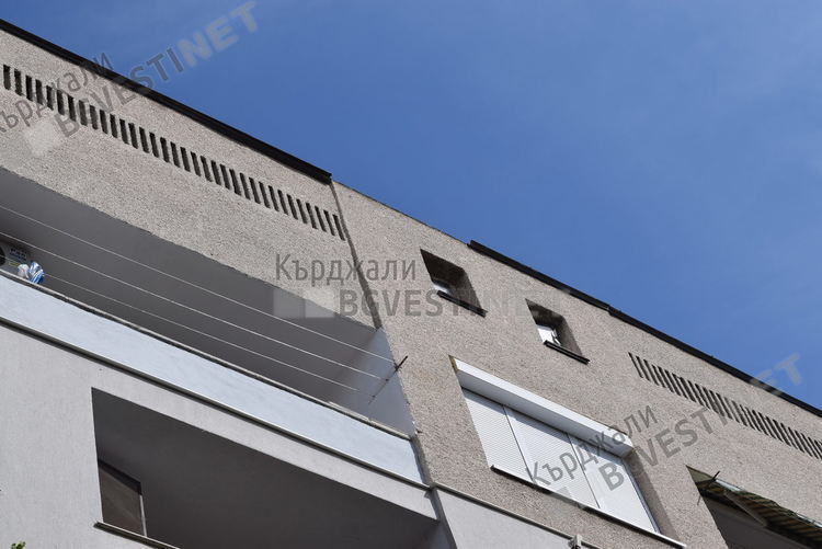 Вятър със скорост 8,9 м/с изкърти ламарина от покрив в Кърджали,тя падна на метри от жена