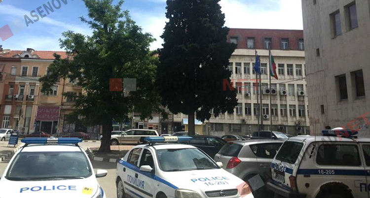 На улицата: Задигнаха телефона на асеновградчанка от ръцете й