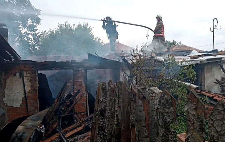 Горя къща в Поповица, психично болен мъж изчезна покрай пожара