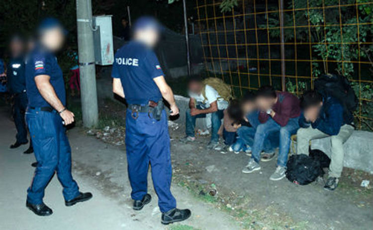 Петима обвиняеми в разследване в за трафик на 16 афганистанци