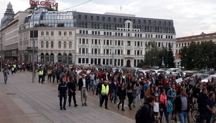 Хиляди в центъра на София протестираха срещу избора на Гешев за главен прокурор  (видео)