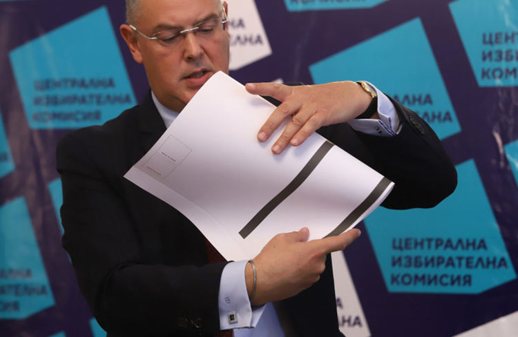 ЦИК пробва варианти как да сгъваме бюлетината