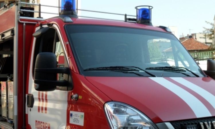 Полицията разследва голям пожар в къща в Петково, пожарни екипи спасиха три сгради в съседство 