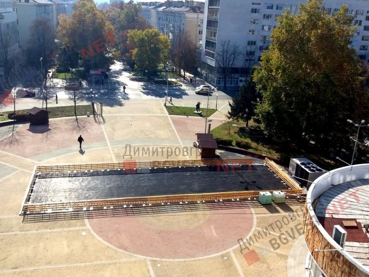 Зима иде! Mонтират ледената пързалка в Димитровград