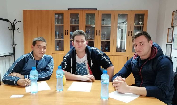 Ученици от 12 клас се учат как се бутилира вода, започнаха практика в голяма компания в Девин