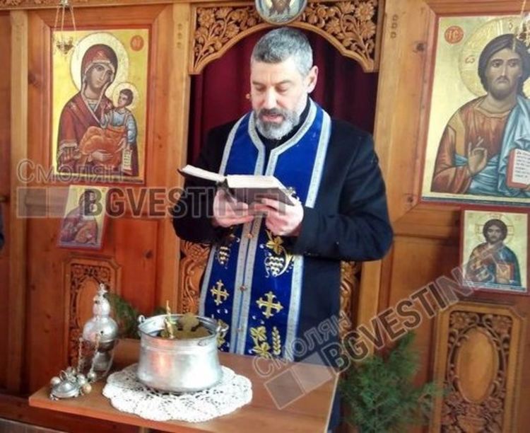 В творчески ателиета за Коледа, родопски свещеник учи децата на духовност