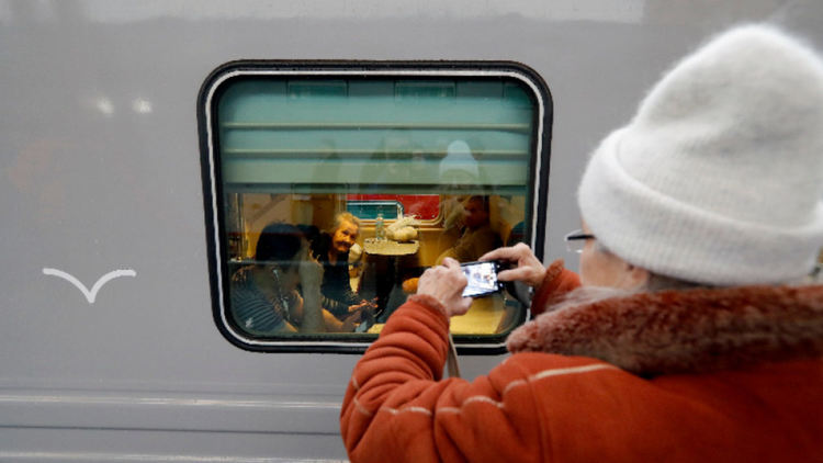 Първият пътнически влак премина по железопътно трасе на Кримския мост