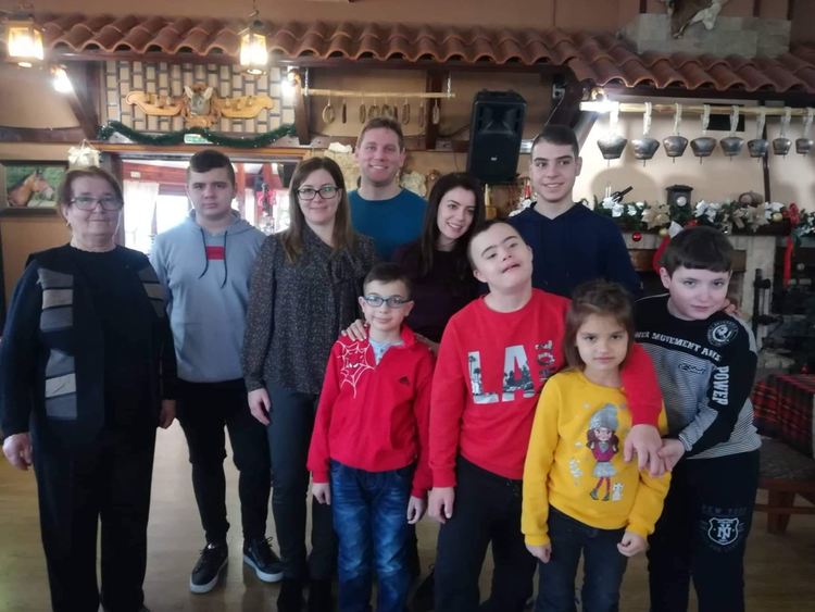 Петя Михалевска за поредна година организира коледен празник с подаръци за 93 деца в Смолян