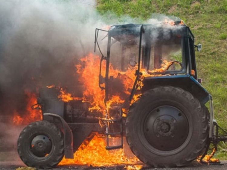 Задържаха двама за палеж на трактор