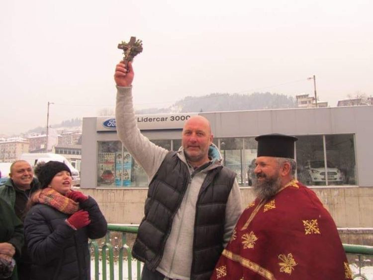 На Богоявление хвърлят кръста в река Черна, осветяват знамената