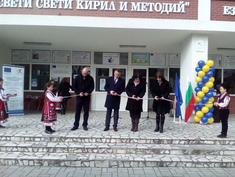 Кметът преряза лентата на реновираната сграда на Езиковата гимназия и ОУ"Св.св.Кирил и Методий"