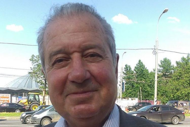 Погребват Благовест Сендов в тесен семеен кръг, кът за съболезнования в асеновградската библиотека