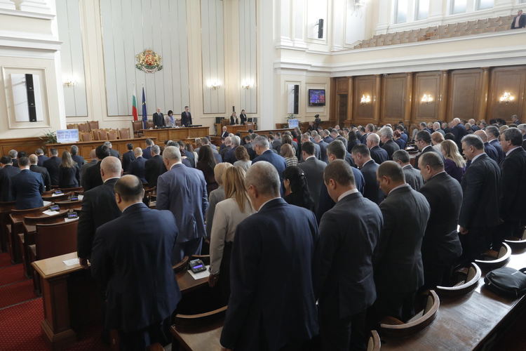 Едноминутно мълчание в Народното събрание в памет на акад. Сендов