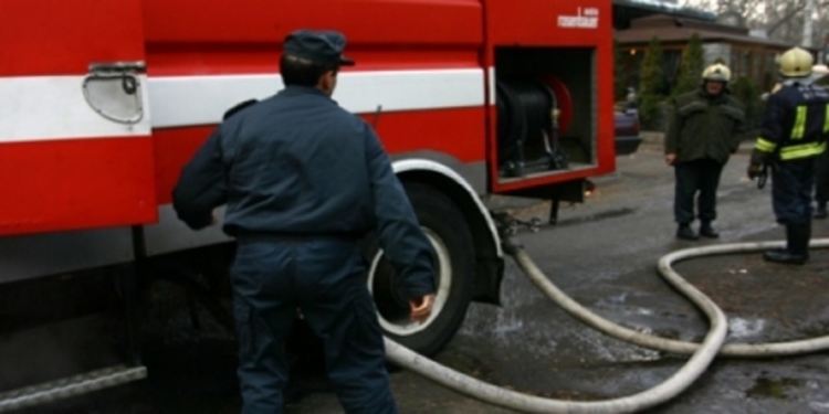 Къща горя в родопско село, огнеборците спасиха четири сгради и 50 декара гора