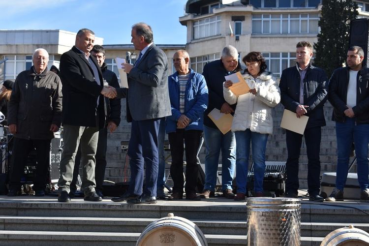  "Каберне Фран" на Борислав Ангелов е най-доброто домашно вино, Женя Гюзелджова е майсторката на сармите
