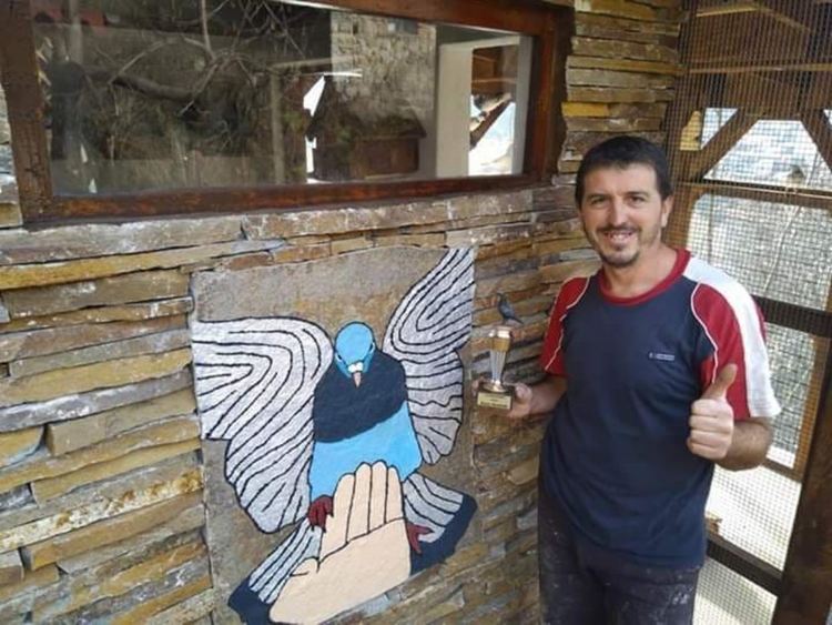  Асен от Смолян не чува и не говори, но за половин година сам построи дворец за гълъби