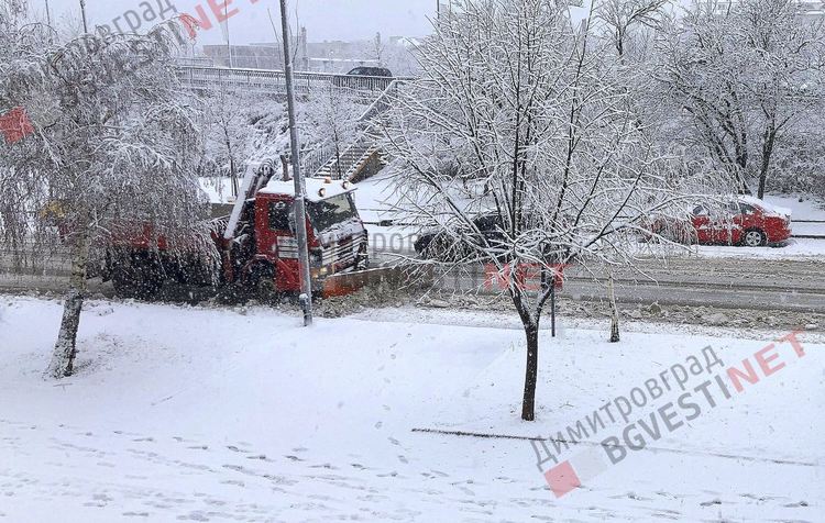 Снегорини плъзнаха по димитровградските улици