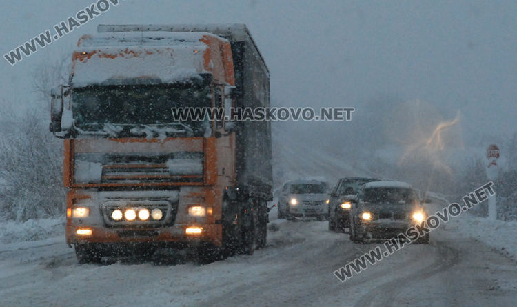 Буксуващи коли и тирове в снега затрудниха движението в Хасковско