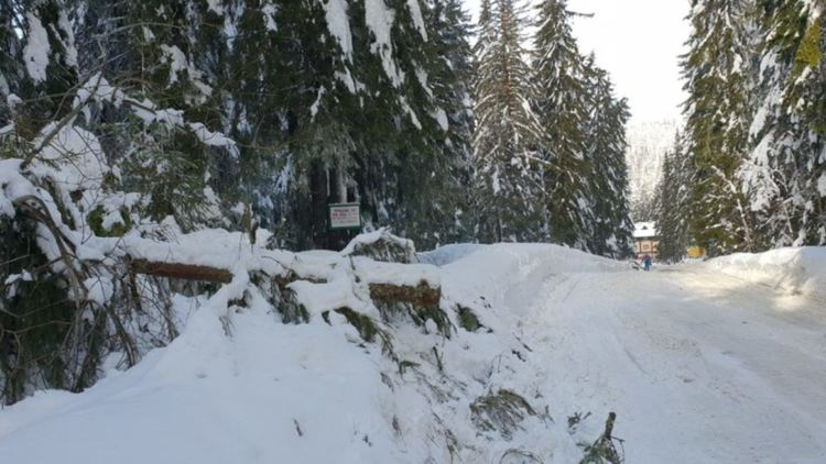 Десет души блокирани на Върховръх от преспи