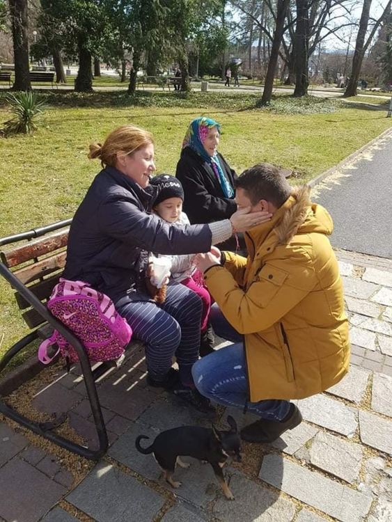 Млади хора от ДПС закичиха с мартеници стотици кърджалийци 