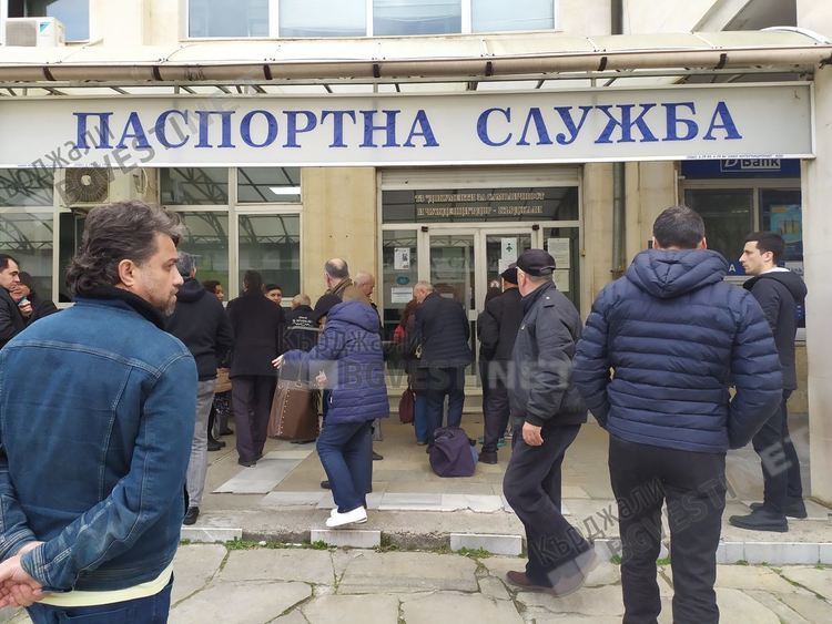 Изселници се трупат за документи в Кърджали, от Паспортна чакат указания за опазване от коронавируса