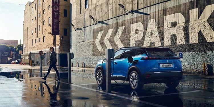 Шефът на Peugeot: Само хардкор "зелени" купуват е-коли 