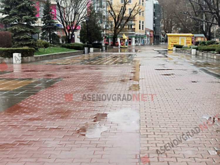Асеновград в първата си неделя под карантина (Снимки)