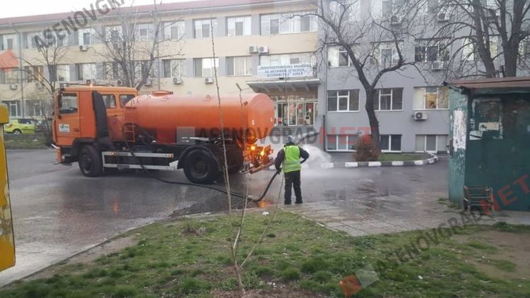 Дезинфекцират улици в Асеновград
