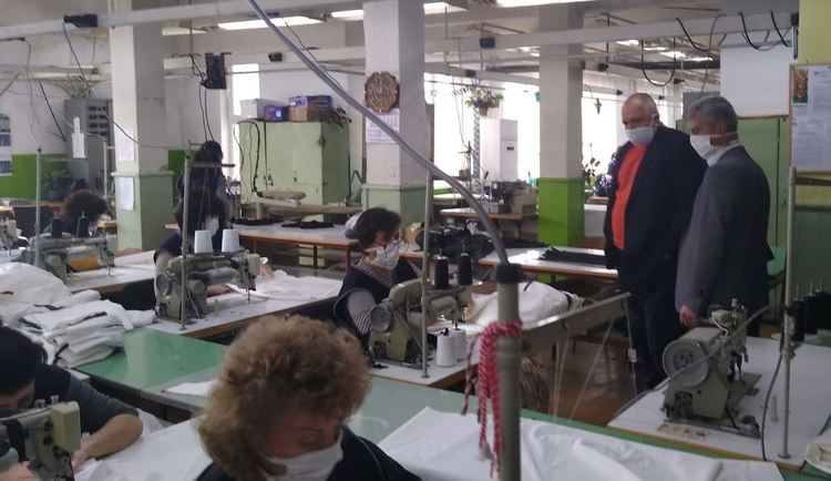 Първите 2000 бройки защитни облекла вече се произвеждат