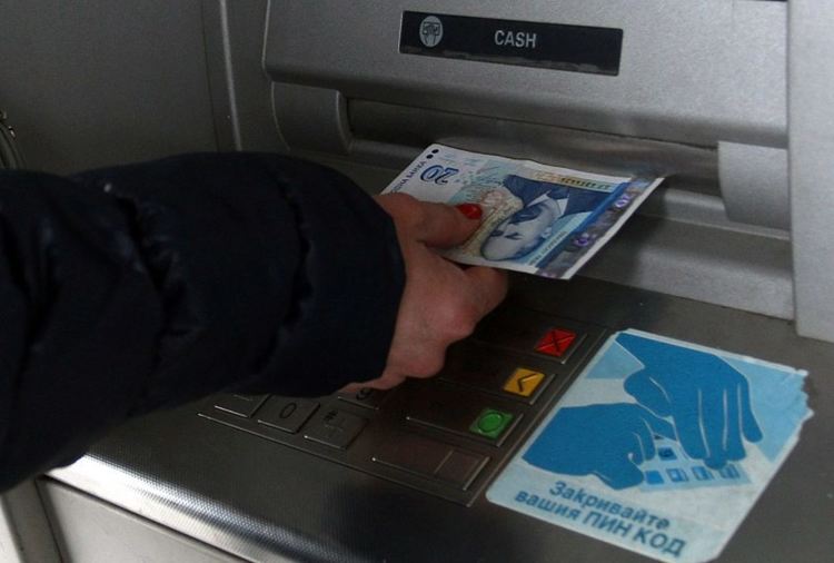 Дезинфекцират банкомати, затварят кафе машините, ако не са обработени по правилата