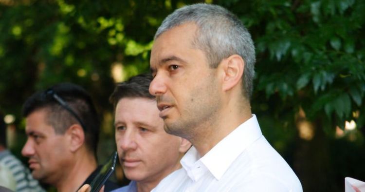 Партия Възраждане обвини властта в репресии, след като прокуратура призова Костадин Костадинов