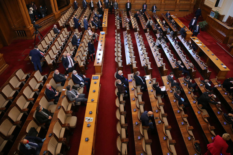 Парламентът гласува глобите за търговските вериги, задължени да предлагат продукция на местни производители