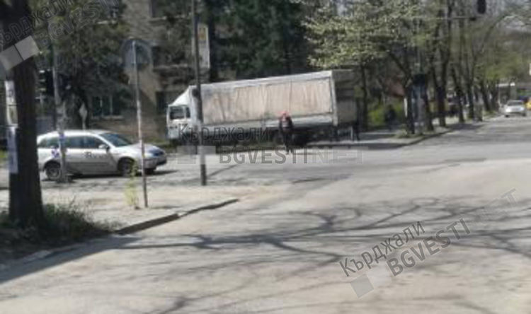 Сериозно повреден е светофара при Пътното, в който се блъсна камион вчера