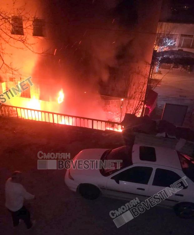 700 броя дрехи изгоряха при пожар в центъра на Смолян