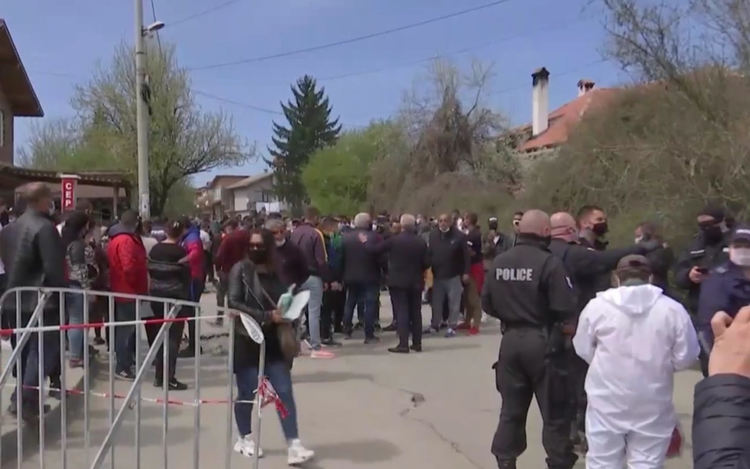 Стълпотворение във Факултета, десетки  излязоха на протест