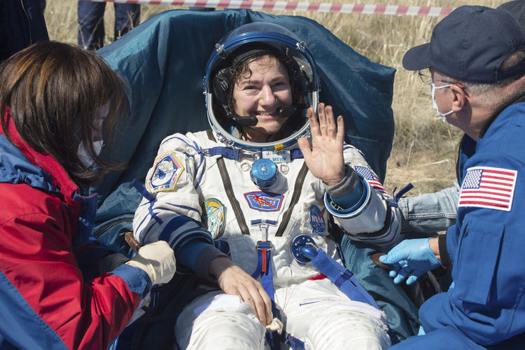 Екипаж на МКС се завърна на променената Земя
