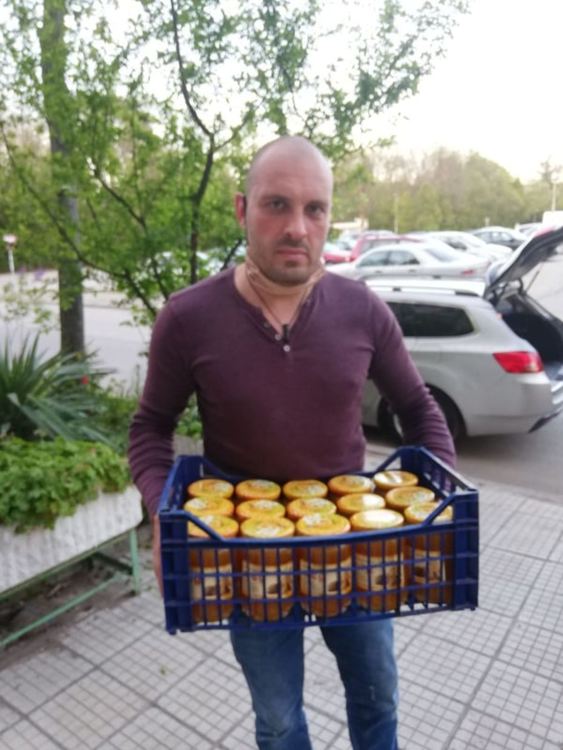 Дариха буркани с мед на възрастни хора в Димитровград