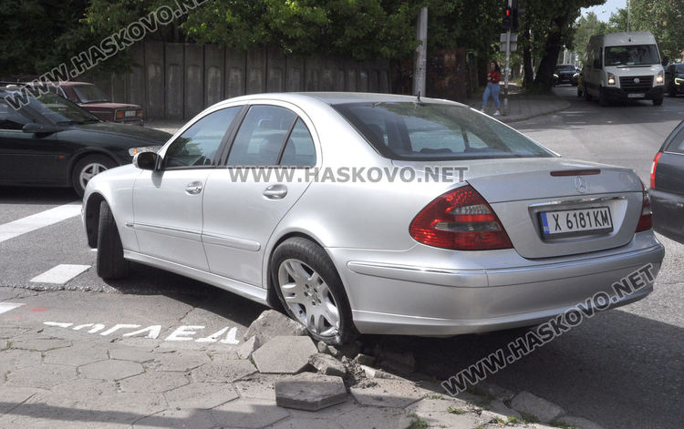 Мерцедес се разби в тротоар, за да избегне удар с Лада